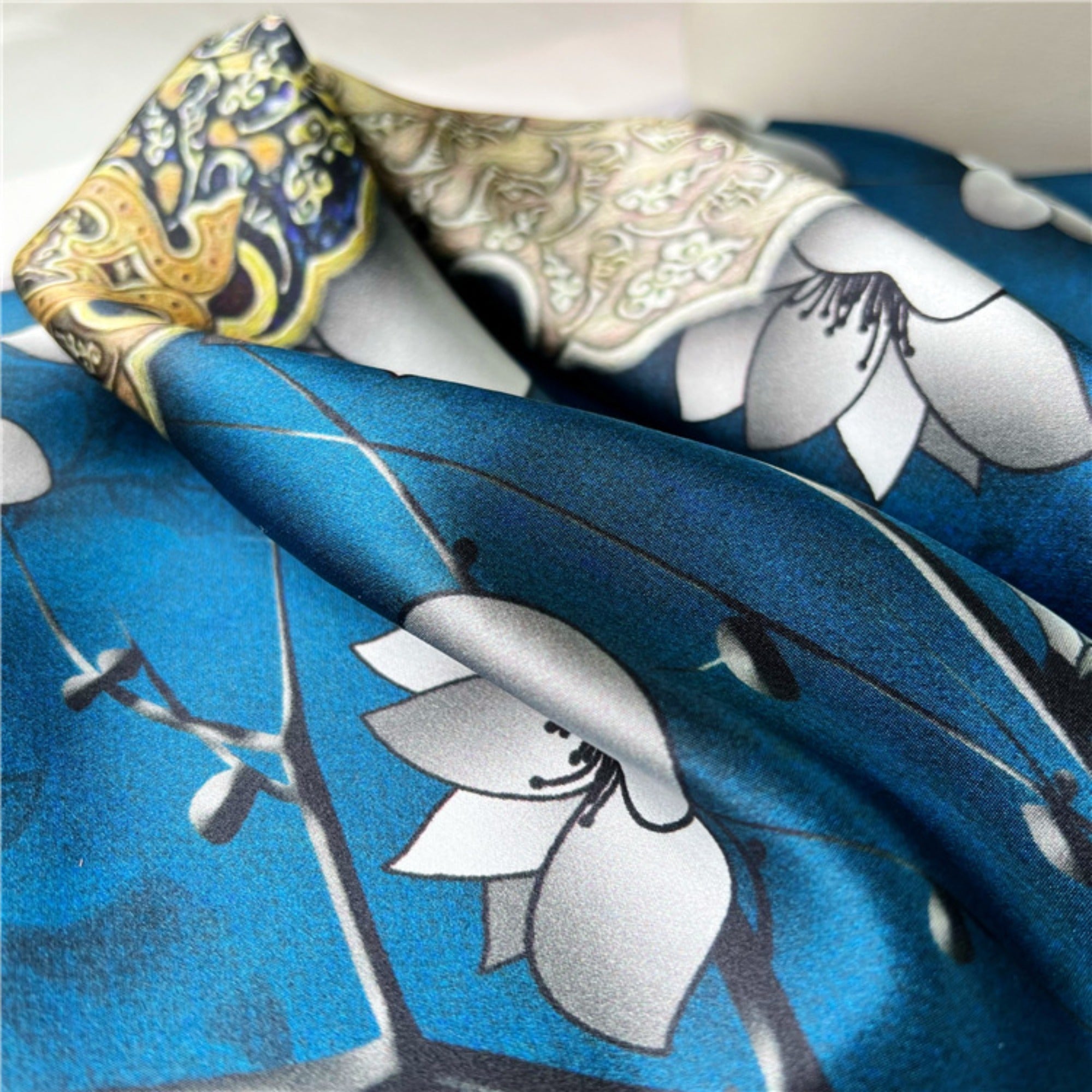 26'' Blue Lock Pattern Mulberry Silk Scarf – Modern Square Silk Shawl for Women, Elegant & Chic Accessory